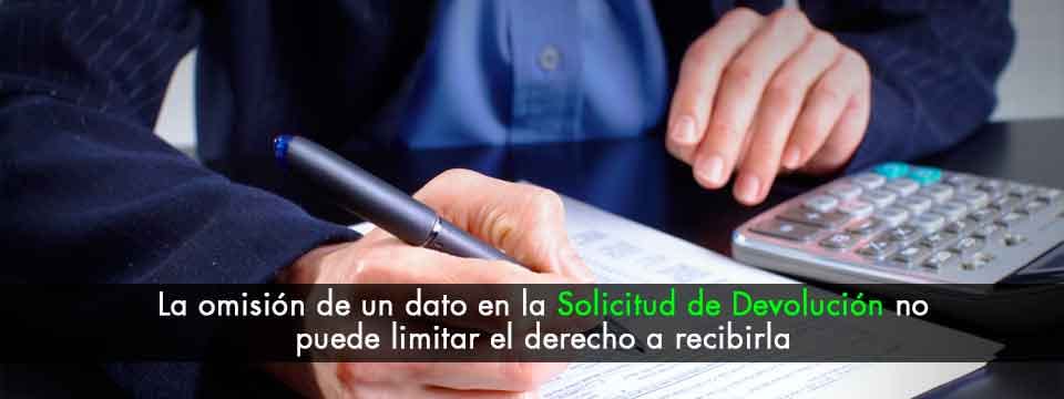 La omisión de un dato en la Solicitud de Devolución (forma oficial 32) no puede limitar el derecho a recibirla